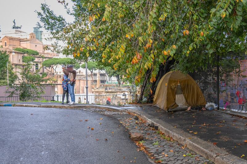 Roma, degrado vicino al Colosseo 3