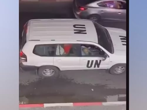 Onu nella bufera: rapporto erotico consumato all'interno di un suo veicolo