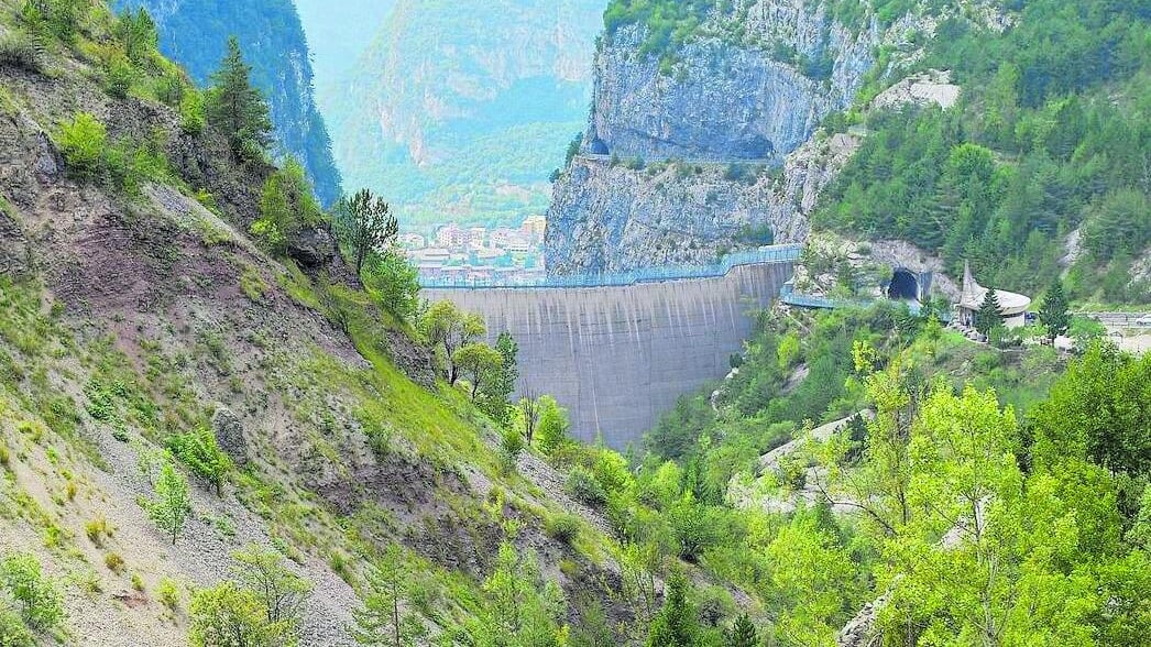 Una centrale elettrica nelle acque del Vajont. Il progetto indigna i residenti: "Luogo sacro"