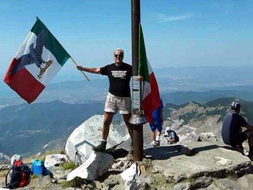 La bandiera di Salò in vetta: bufera su un professore