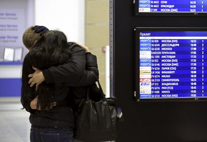 Aereo precipitato in Egitto, il dolore dei famigliari a San Pietroburgo 3