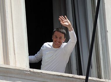 Renzi in maglietta bianca dopo la parata del 2 giugno 4