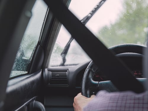 Pugno duro su alcol e cellulari. Nel nuovo codice della strada maxi multe e patenti a rischio