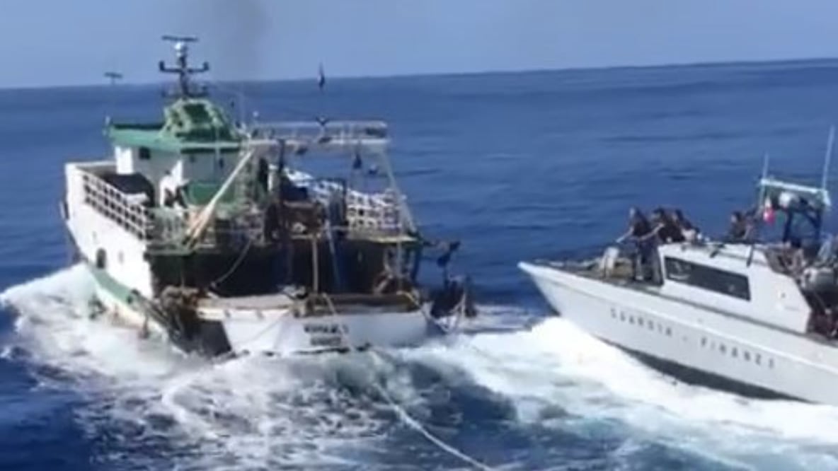"Alt", poi la sparatoria in mare: alta tensione tra Gdf e tunisini