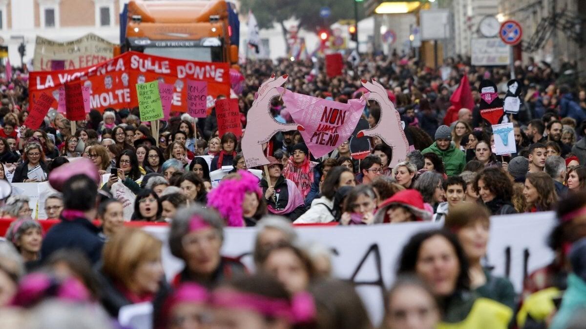 Sesso con la 15enne. Assolto un 52enne. "Lei consenziente". Ma è polemica