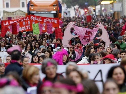 Sesso con la 15enne. Assolto un 52enne. "Lei consenziente". Ma è polemica