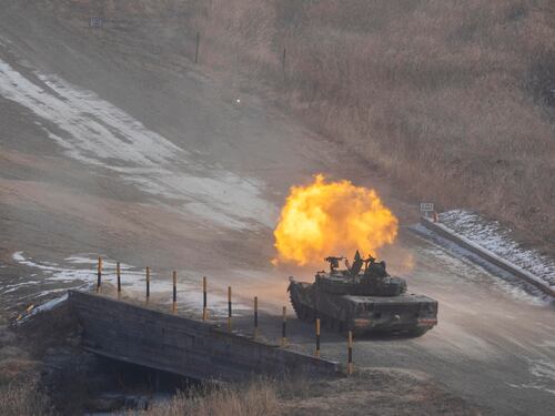Reti anti drone sui blindati: quelli strani movimenti militari in Corea