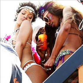 Rihanna al Carnevale delle Barbados Tutta piume e davvero pochi vestiti 7