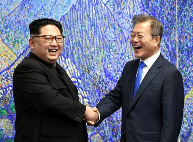 Vertice Kim-Moon, la stretta di mano tra i due leader 3