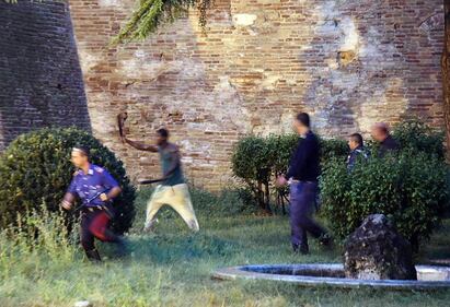 È armato con un machete, passanti si scattano i selfie 5