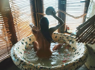Mariana Rodriguez nuda in acqua 2