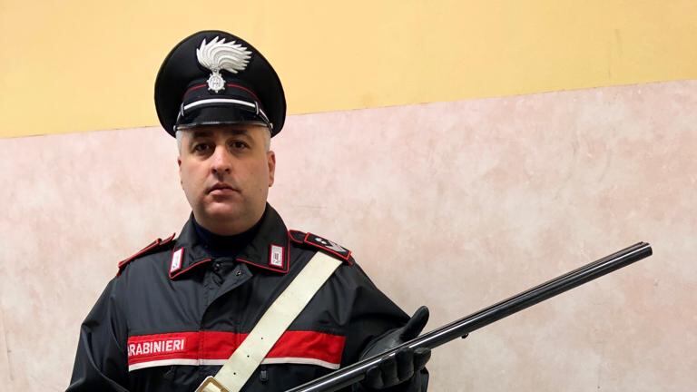 Un uomo minaccia col fucile il titolare di un ristorante, la moglie di uccidersi con la pistola