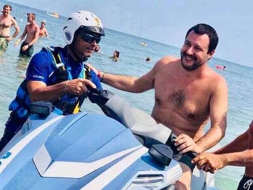 Salvini al mare cavalca una moto d'acqua: "Orgoglioso della polizia"