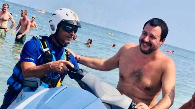Flipper e moto d'acqua L'estate social di Matteo fa il record di "Mi piace"