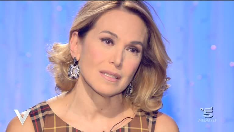 "Un uomo mascherato nello studio": Barbara D'Urso interrompe il programma