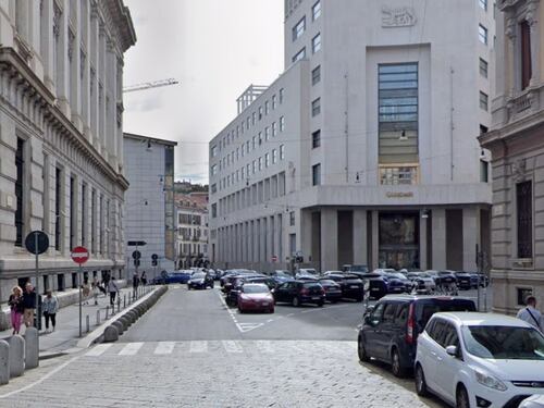 Allarme sicurezza a Milano: ragazze accerchiano un'anziana e tentano di rapinarla