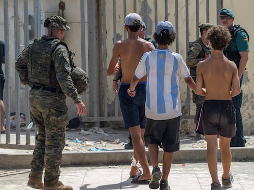 “Non paghiamo nessuno, entriamo e basta”. Anche i migranti smentiscono Sanchez
