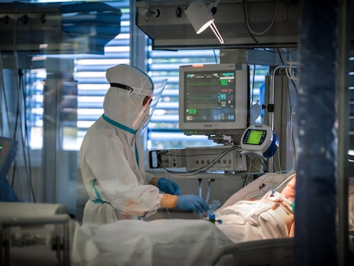 Il virus corre, l'allarme dell'Iss. "Rischio contagi non gestibili"