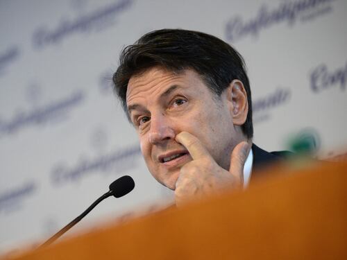 Reddito cittadinanza, Conte: "Volete guerra civile?". Renzi lo gela: "Irresponsabile"