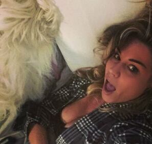 Elenoire Casalegno gioca sensualmente via Instagram 10