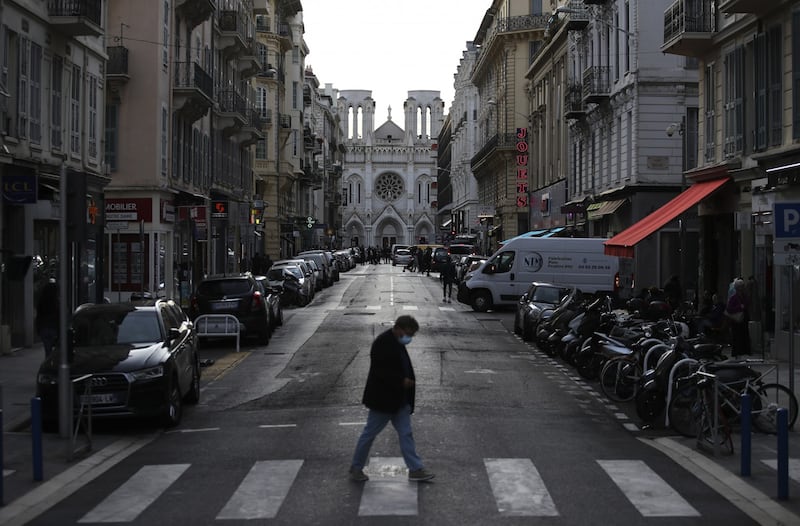 Un uomo attraversa la strada davanti alla cattedrale. (La Presse)