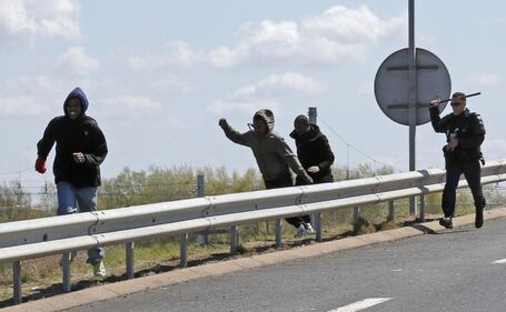 Calais invasa dai migranti 2