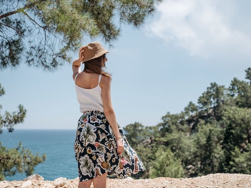 La gonna midi che slancia la figura è il must-have della stagione: i segreti per abbinarla al meglio