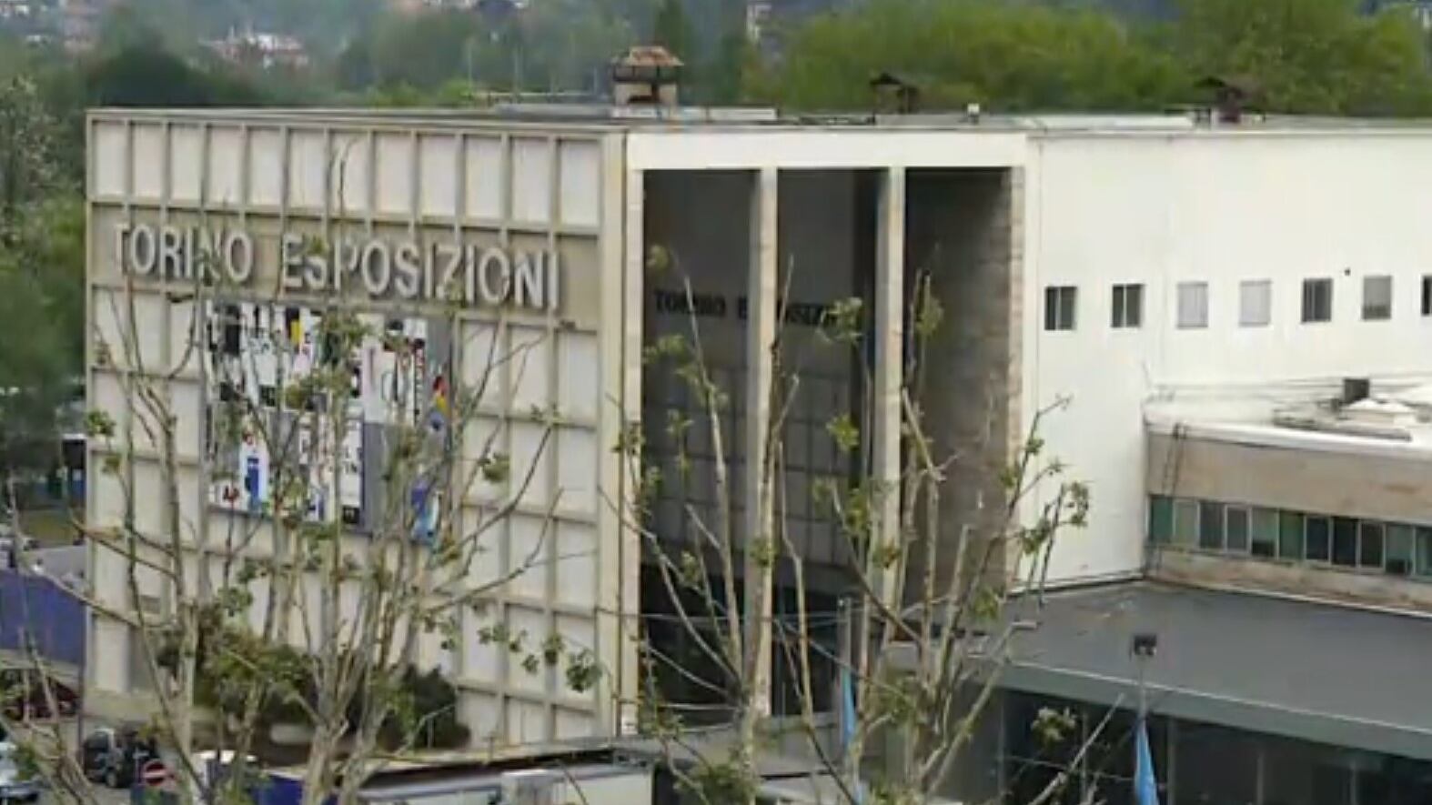 Torino, clandestini sfondano parete e occupano edificio: denunciati