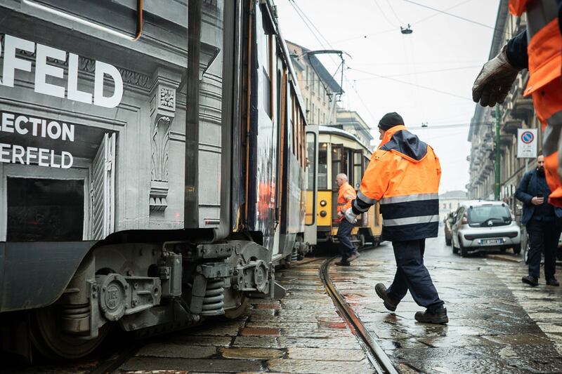Milano, tram deraglia in via Coni Zugna 4
