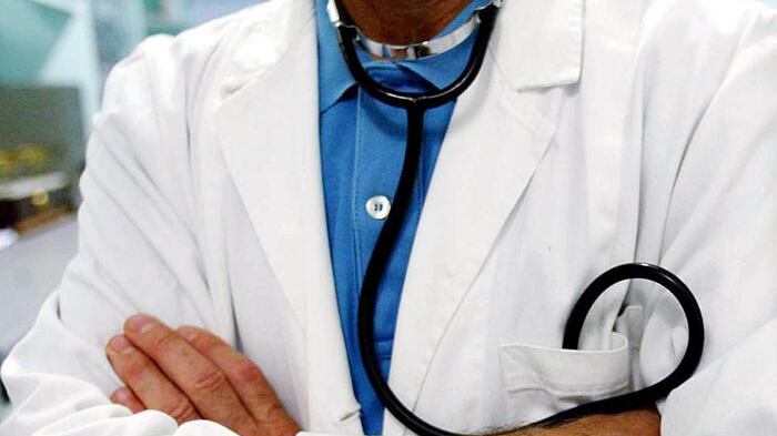 Bacia il seno alla paziente, medico incastrato dal Dna