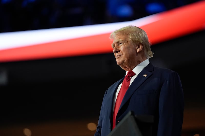 Trump accolto come un re alla convention di Milwaukee. E spuntano le t-shirt "a prova di proiettile" 1