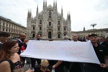 Striscioni e bandiere al funerale di Berlusconi 3
