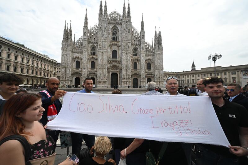 Striscioni e bandiere al funerale di Berlusconi 3