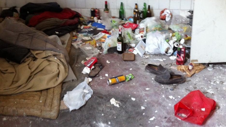 Ecco l'antico casello daziario infestato da rifiuti e topi morti