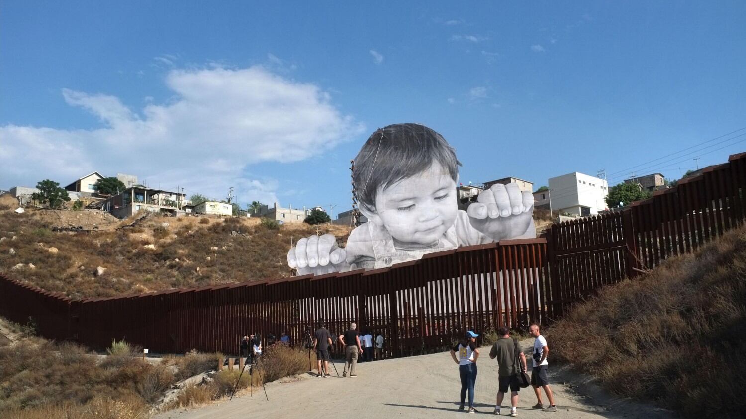 Usa, un bebè di 20 metri contro il muro di Trump