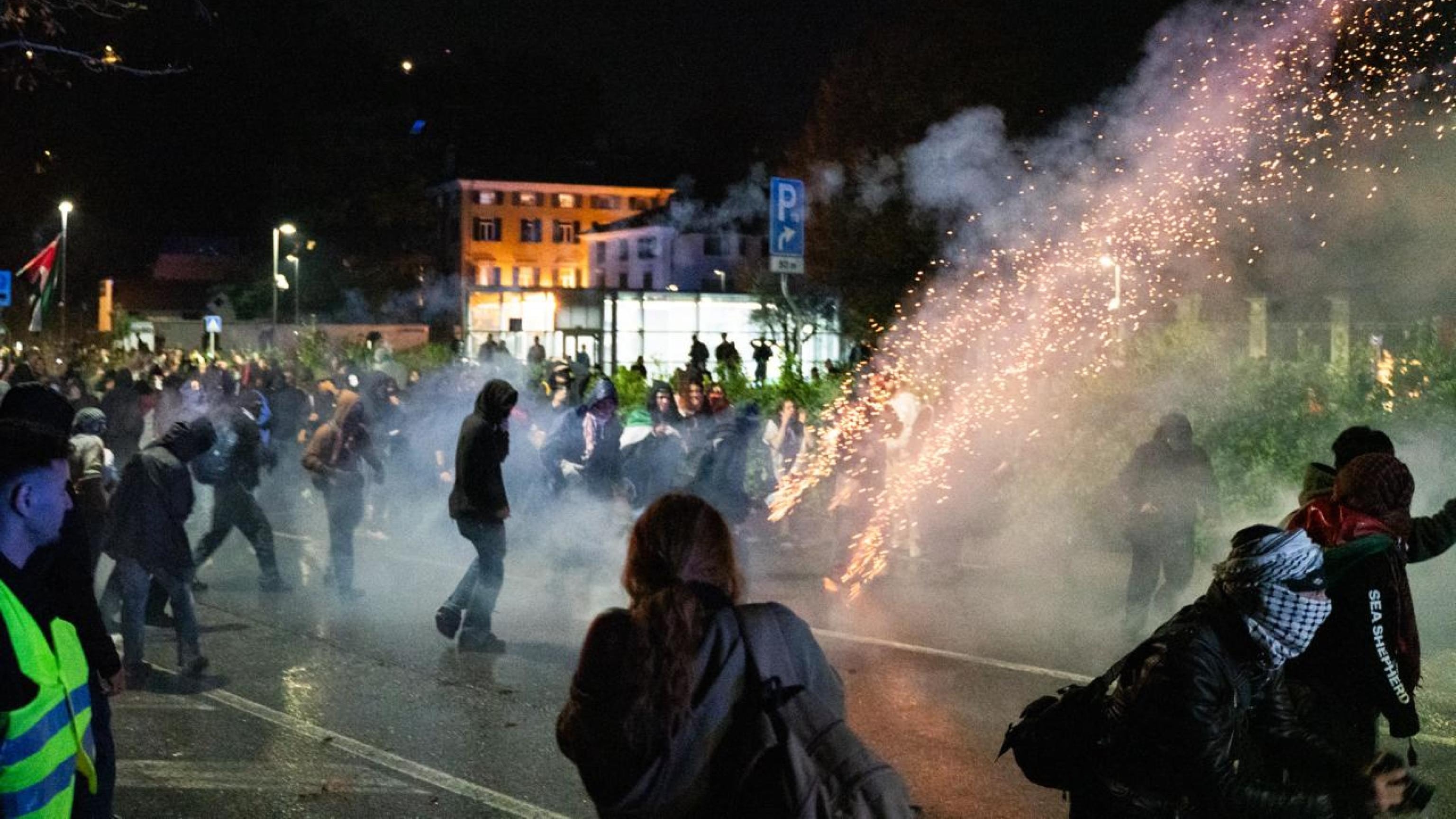 Città devastate dai cortei pro Pal. Roma paga i primi 100mila euro