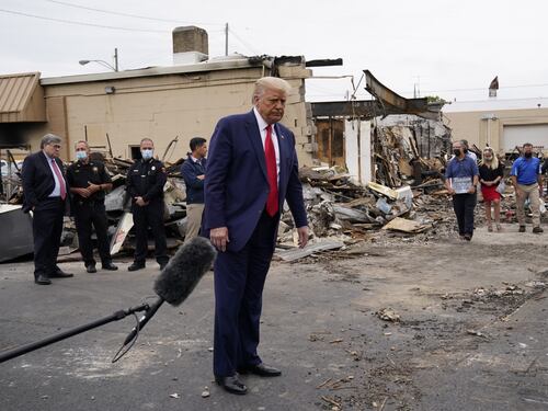 Trump attacca il sindaco di Kenosha e difende la polizia: "Sta con gli anarchici, è stupido"