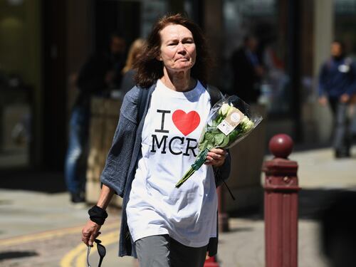 Attentato a Manchester, gli omaggi per le 22 vittime