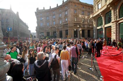 Ressa di gente all'inaugurazione del primo negozio Uniqlo in Italia 13