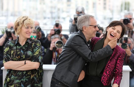 Bacio saffico al Festival di Cannes tra Valeria Bruni Tedesci e Juliette Binoche 7