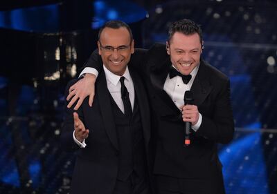 Tiziano Ferro si inchina al palco di Sanremo  1