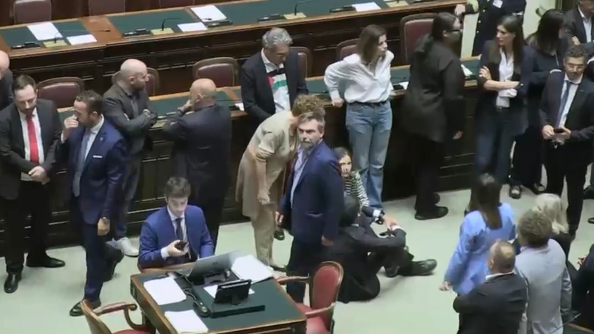 Le opposizioni bloccano il Parlamento: occupato l'emiciclo e i banchi del governo