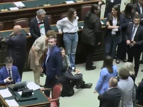 Le opposizioni bloccano il Parlamento: occupato l'emiciclo e i banchi del governo