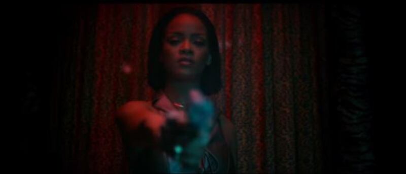 Rihanna, sexy killer in "Needed me": foto 2