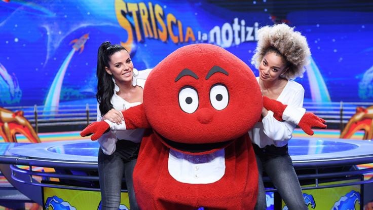 Striscia la Notizia, insultata la velina Mikaela: "La bionda africana, ridicoli"