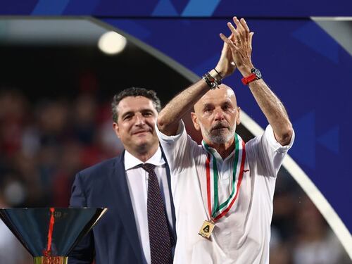"Ridatemi la medaglia...", l'appello di Pioli durante la festa scudetto del Milan
