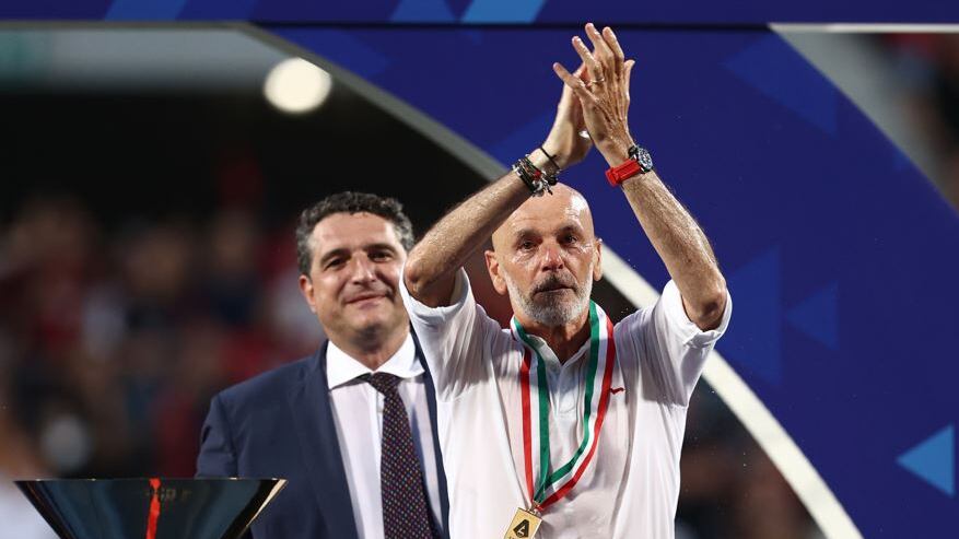 "Ridatemi la medaglia...", l'appello di Pioli durante la festa scudetto del Milan