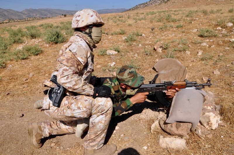 I paracadustisti del 187esimo reggimento Folgore addestrano i curdi ad Atroux nel nord dell'Iraq