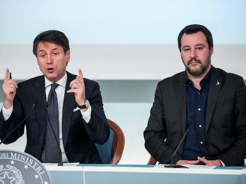 Conte sfida ancora Salvini: "Porterò i migranti in aereo"