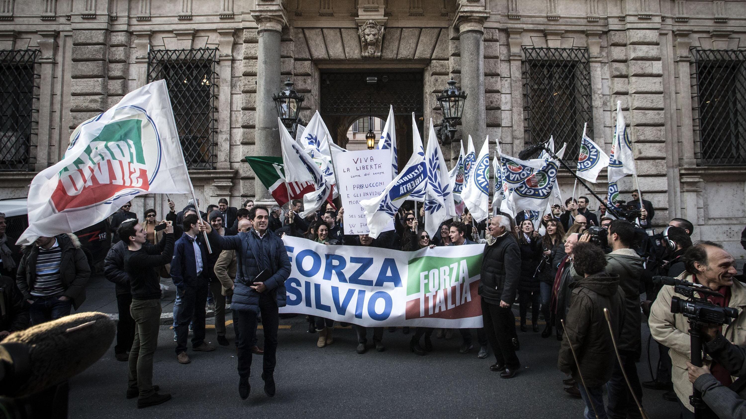 Festeggiamenti a Palazzo Grazioli: cori e bandiere per Berlusconi